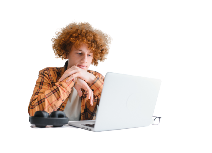 Image d'un élève devant un ordinateur